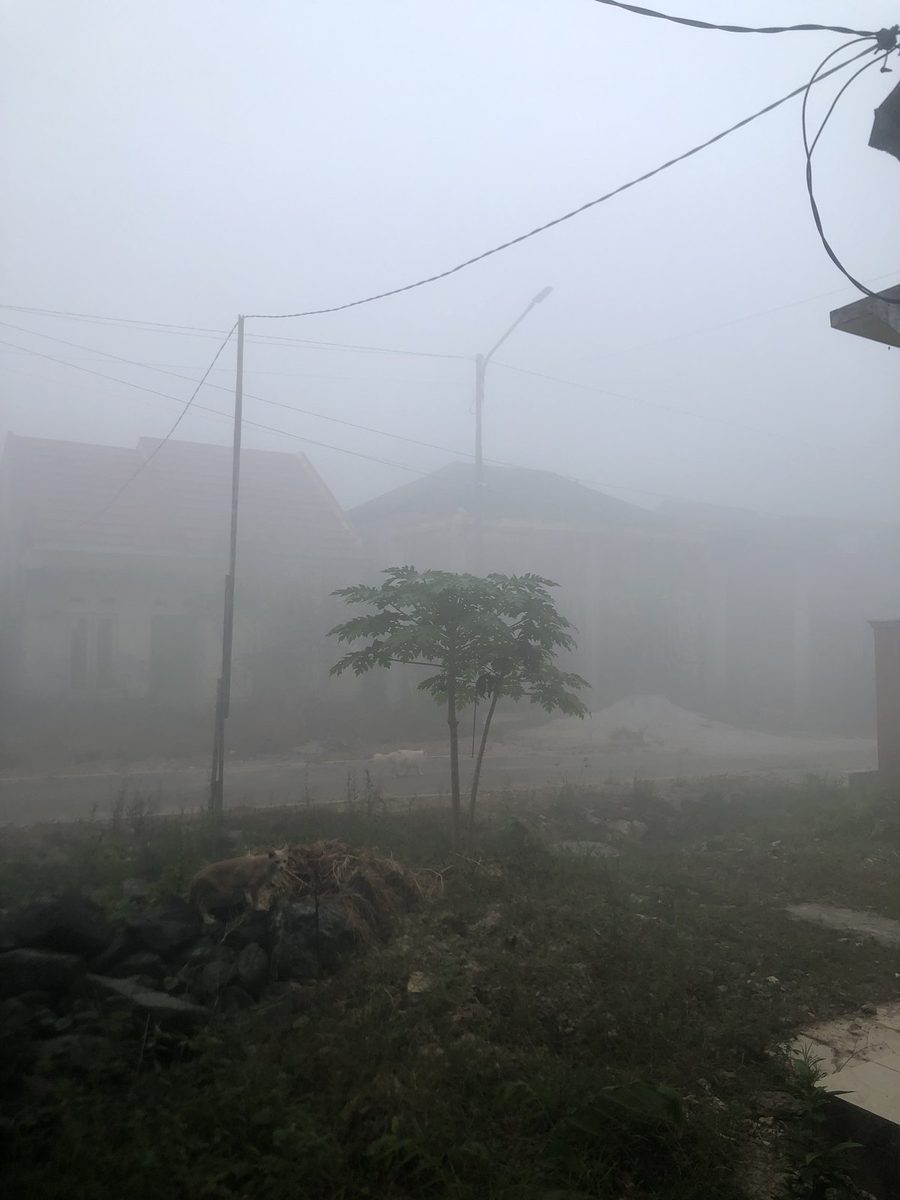 Kabut asap di sekitar Landasan Ulin, Banjarbaru, 19 Agustus 2026. Foto arsip dampak asap, bukan lokasi perusahaan yang dikenai sanksi.