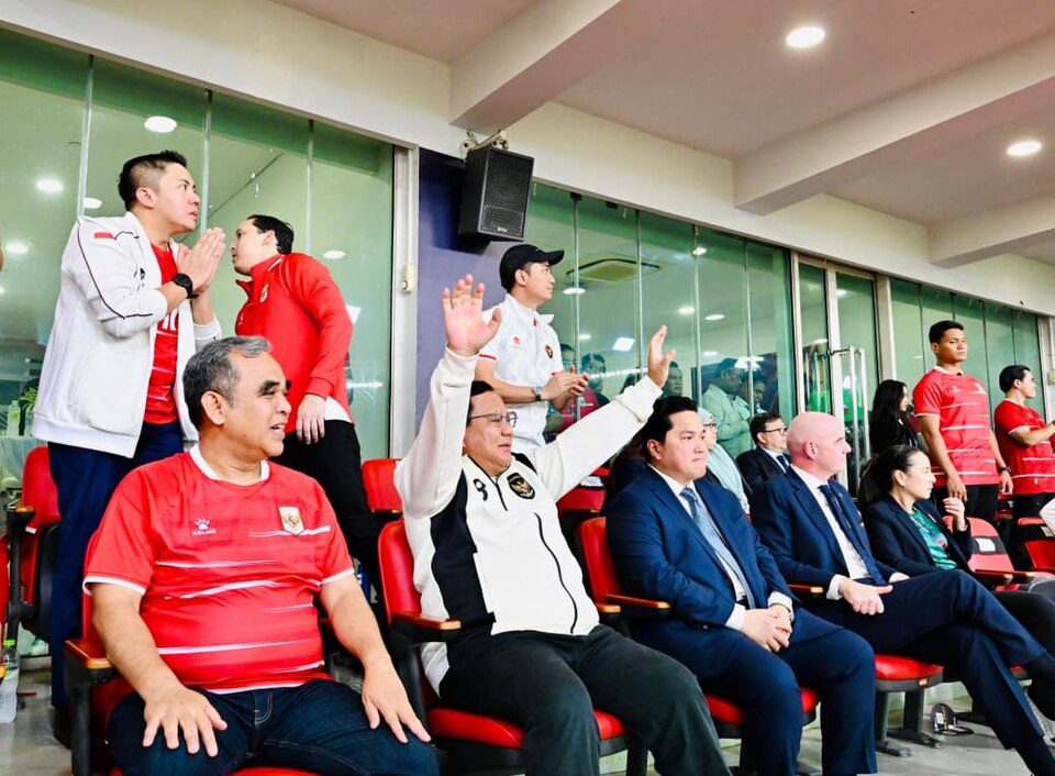 Foto arsip: Sekretaris Kabinet Teddy Indra Wijaya (baris belakang, kiri) mendampingi Presiden Prabowo Subianto pada final FIFA ASEAN Cup di Stadion Utama Gelora Bung Karno, Jakarta, 5 Oktober 2026.