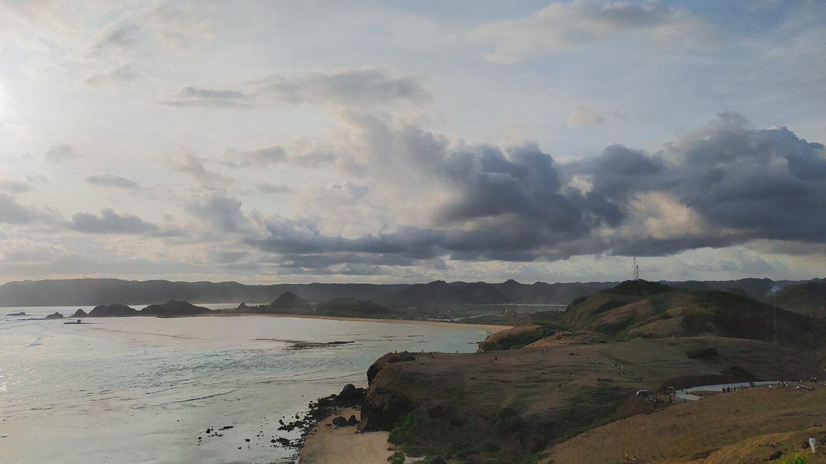 Foto arsip: kawasan Sirkuit Mandalika dan pesisir dilihat dari Bukit Merese pada 25 September 2022.